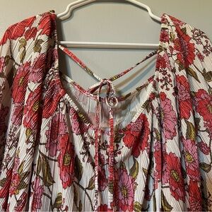 Steve Madden Crop Blouse with Red and Pink‎ Floral Print beautiful big sleeves
